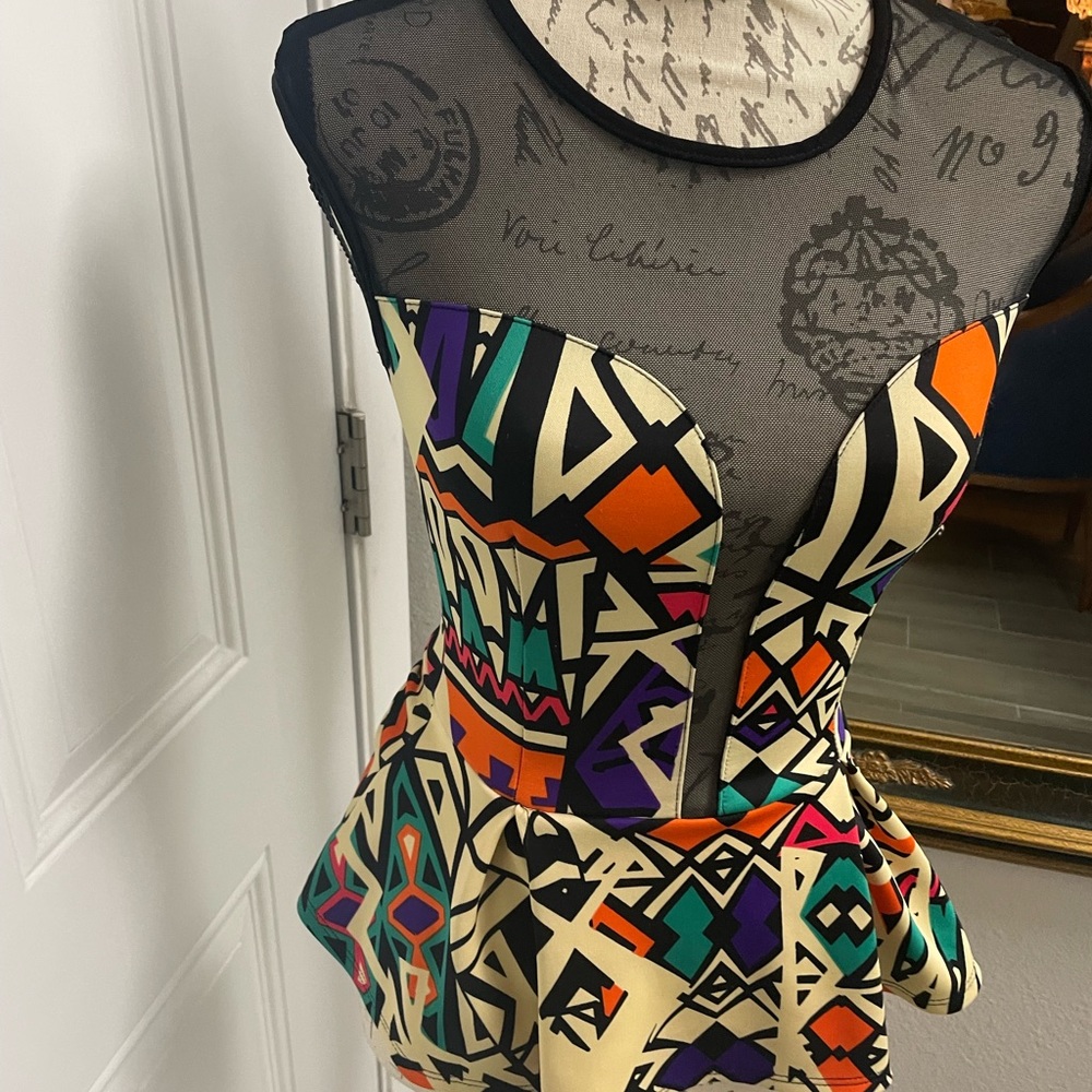 Gorgeous multicolored top, no size, fits like a small